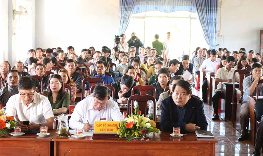 Quang cảnh buổi tiếp xúc cử tri tại xã Ia Hla (huyện Chư Pưh, Gia Lai). Ảnh: N.S