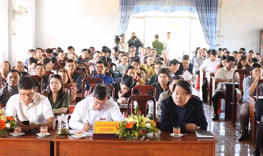 Quang cảnh buổi tiếp xúc cử tri tại xã Ia Hla (huyện Chư Pưh, Gia Lai). Ảnh: N.S