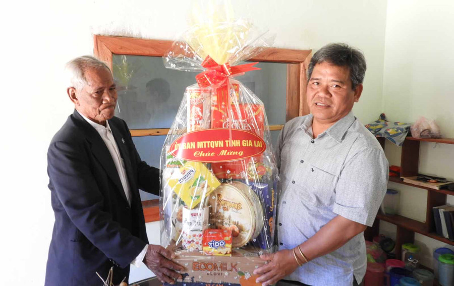 Chủ tịch Ủy ban MTTQ Việt Nam tỉnh Hồ Văn Điềm tặng quà Giáng sinh tại Chi hội Tin lành Plei Kon Chră xã Hà Ra huyện Mang Yang. Ảnh: Thanh Nhật