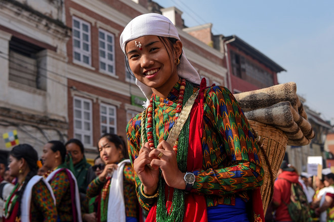 Nhiều thành viên thuộc cộng đồng người Gurung ăn mặc theo truyền thống khi tham gia lễ hội mừng năm mới ở thủ đô Kathmandu của Nepal ngày 31.12 - Ảnh: AFP