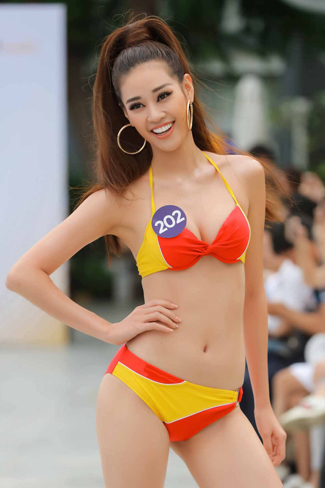 Nguyễn Trần Khánh Vân nổi bật khi diện bikini nhờ khung xương đẹp, chiều cao 1,76m, số đo hình thể 83-60-91. Năm 2015, cô thi Hoa hậu Hoàn vũ Việt Nam và vào Top 10 chung cuộc. Trước thềm chung kết, cô giành giải catwalk đẹp nhất. Nhiều khán giả kỳ vọng chân dài sẽ làm nên chuyện trong lần trở lại này - Ảnh: BTC