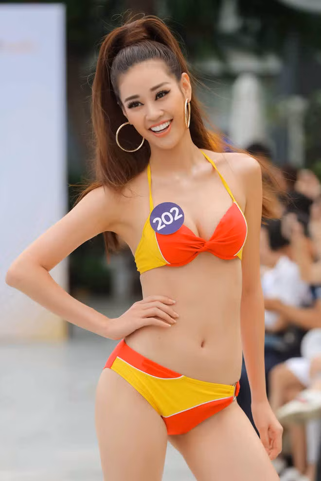 Nguyễn Trần Khánh Vân nổi bật khi diện bikini nhờ khung xương đẹp, chiều cao 1,76m, số đo hình thể 83-60-91. Năm 2015, cô thi Hoa hậu Hoàn vũ Việt Nam và vào Top 10 chung cuộc. Trước thềm chung kết, cô giành giải catwalk đẹp nhất. Nhiều khán giả kỳ vọng chân dài sẽ làm nên chuyện trong lần trở lại này - Ảnh: BTC