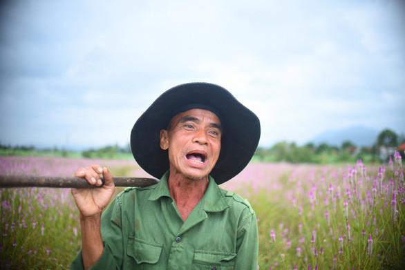  Ông Soi Y Quất quá bất ngờ khi nhiều du khách đến khu vườn nhà mình - Ảnh: LÂM THIÊN