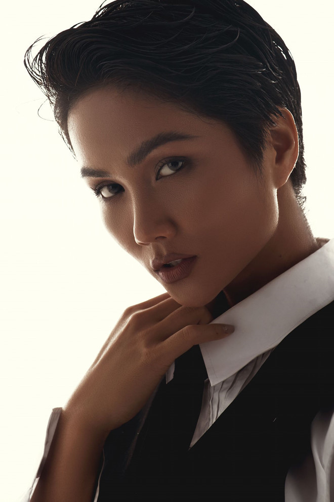 Sau khi thực hiện bộ ảnh này, H'Hen Niê bắt đầu nuôi tóc dài - Ảnh: Milor Trần Sau khi thực hiện bộ ảnh này, H'Hen Niê bắt đầu nuôi tóc dài - Ảnh: Milor Trần