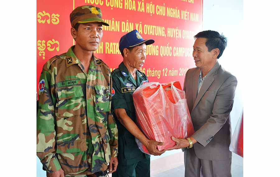 Bí thư Huyện ủy Chư Prông Bùi Viết Hội (bìa phải) tặng quà cho lực lượng bảo vệ biên giới Campuchia. Ảnh: V.H