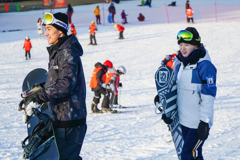 Ngoài skiing là cách trượt với gậy và 2 ván, các bạn trẻ còn rất thích trượt skating hoặc snowboarding với ván cỡ lớn, nhiều thử thách thú vị hơn. Ngoài skiing là cách trượt với gậy và 2 ván, các bạn trẻ còn rất thích trượt skating hoặc snowboarding với ván cỡ lớn, nhiều thử thách thú vị hơn.