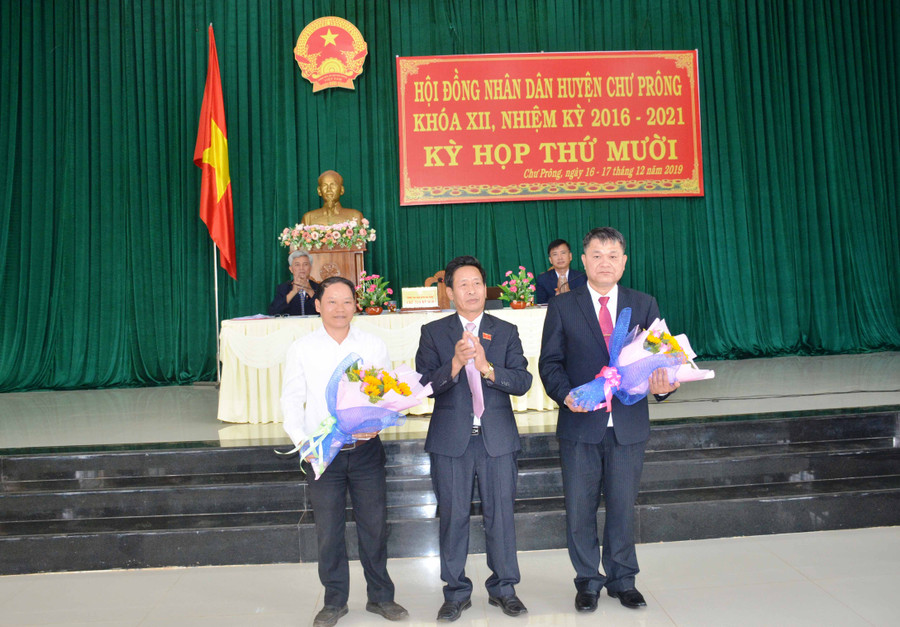 Ông Đinh Viết Dũng (bìa phải) giữ chức vụ Chủ tịch UBND huyện. Ảnh: Vĩnh Hoàng