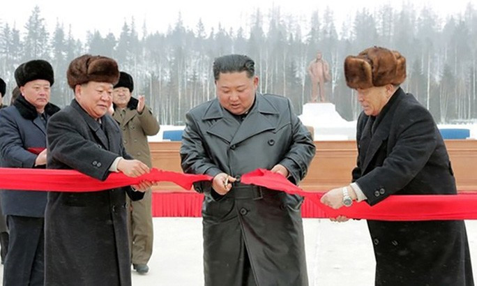 Ông Kim Jong-un cắt băng khánh thành Samjiyon hôm 2-12. Ảnh: KCNA