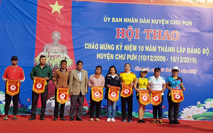  Trao cờ cho các đoàn vận động viên tham gia hội thao. Ảnh: Anh Thư