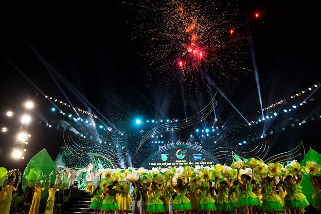 Những tiết mục rực rỡ, đa sắc màu cùng dàn LED khủng, mảng khối matrix được dàn dựng mãn nhãn tạo hiệu ứng vô cùng sống động dưới bàn tay của 
