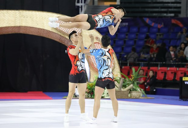 Nguyễn Việt Anh, Nguyễn Chế Thanh và Vương Hoài Ân với bài biểu diễn đoạt huy chương Vàng đồng đội. (Ảnh: Hoàng Linh/TTXVN)