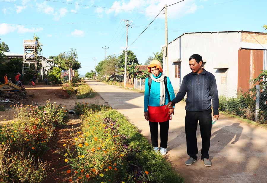  Ông Kalil (người uy tín làng Wâu, xã Chư Á, TP. Pleiku) thường xuyên hướng dẫn cách trồng, chăm sóc hoa cho bà con. Ảnh: N.H