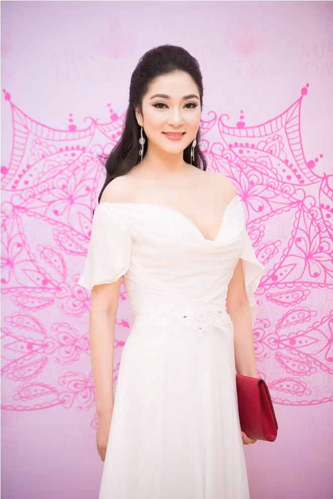 Nguyễn Thị Huyền sinh năm 1985, đăng quang Hoa hậu Việt Nam 2004. Cùng năm, cô trở thành đại diện Việt Nam tham gia cuộc thi Hoa hậu Thế giới. Thời điểm tham gia cuộc thi, người đẹp Hải Phòng được công chúng ủng hộ và đánh giá cao nhờ sở hữu gương mặt đậm chất Á đông, chiều cao 1,72m cùng số đo ba vòng 84-60-92. Không làm người hâm mộ thất vọng, đại diện Việt Nam giữ vững phong độ và được gọi tên vào Top 15 chung cuộc - Ảnh: TL