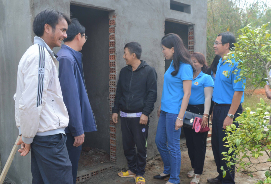 LĐLĐ tỉnh hỗ trợ tiền cho hộ nghèo, gia đình chính sách làng Hà Nừng làm nhà tiêu hợp vệ sinh. Ảnh: Đinh Yến 