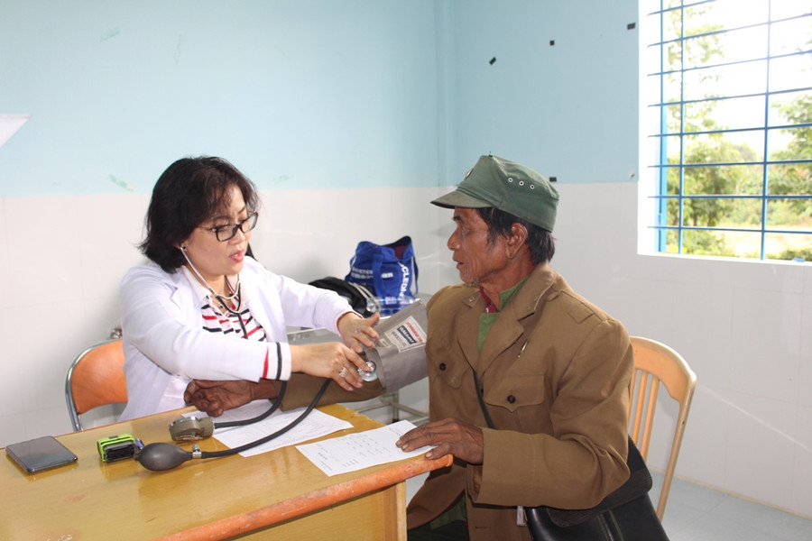 Bác sĩ khám bệnh cho người dân. Ảnh: Phan Lài