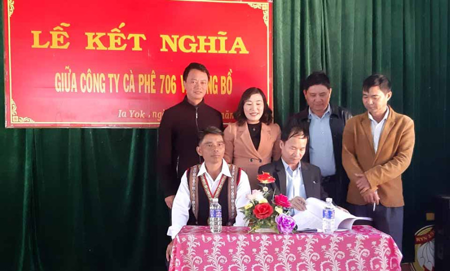 Ký kết giữa Công ty Cà phê 706 và làng Bồ. Ảnh: Minh Thoan Ký kết giữa Công ty Cà phê 706 và làng Bồ. Ảnh: Minh Thoan