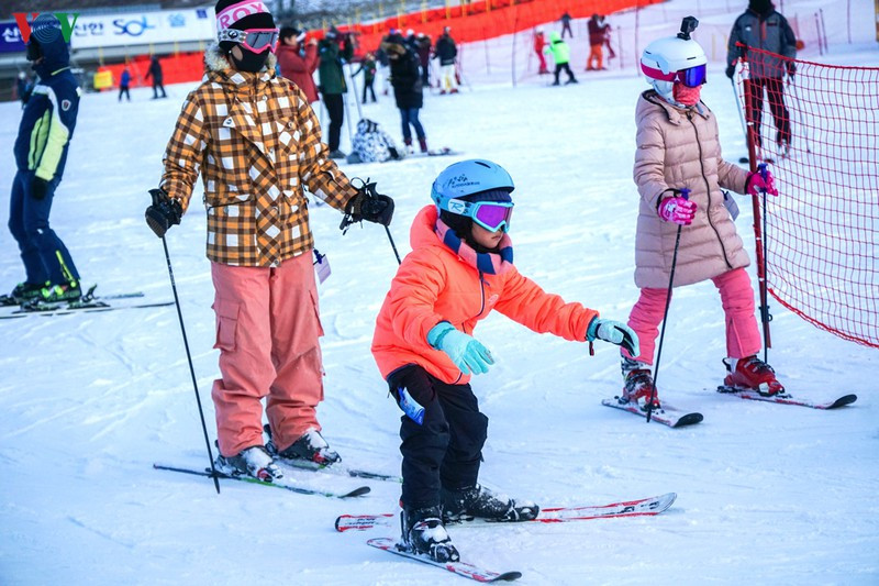 Tất nhiên ai cũng muốn thử trượt tuyết "như trong phim". Du khách phải trang bị găng tay, kính bảo hộ, đặc biệt là phải có giày, ván và gậy trượt chuyên dụng. Tất nhiên ai cũng muốn thử trượt tuyết