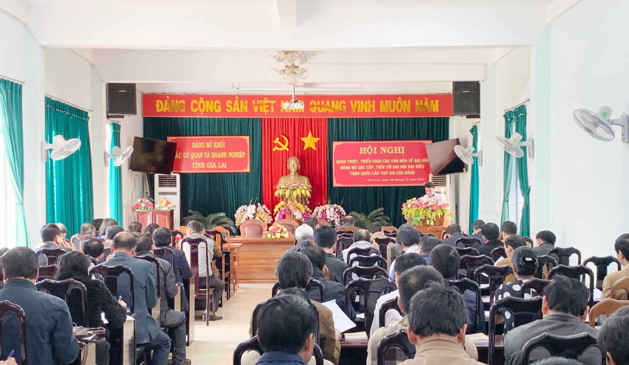 Đông đảo đại biểu tham dự hội nghị quán triệt các văn bản đại hội các cấp. Ảnh Phương Linh