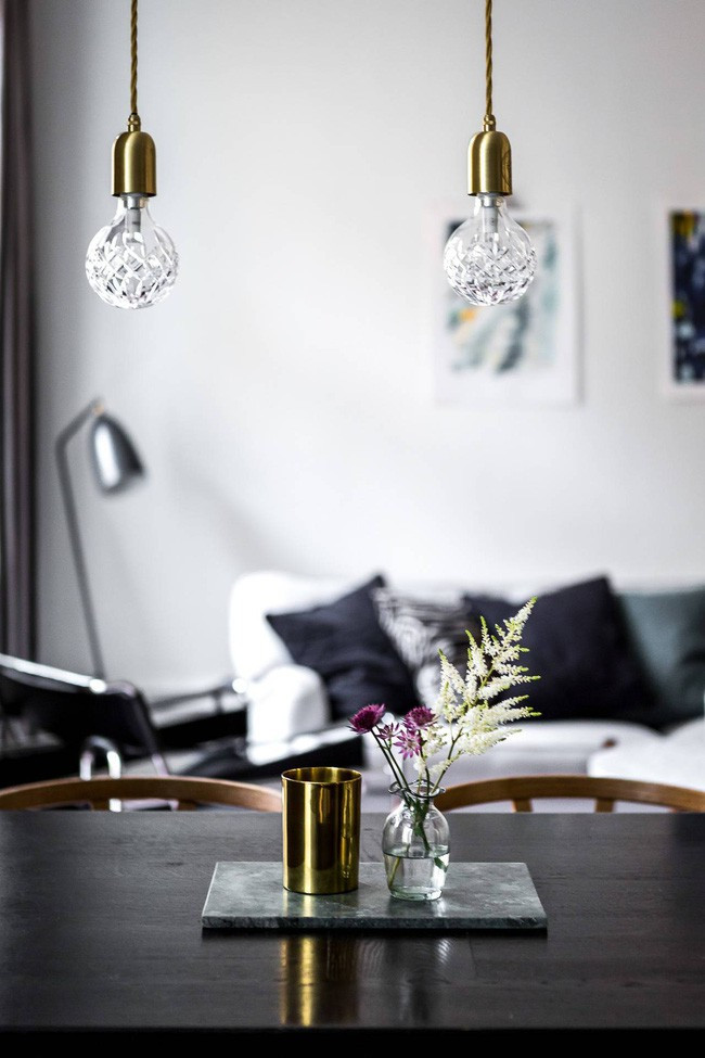 Trang trí xinh xắn, nhẹ nhàng nhưng vô cùng nổi bật trên bàn ăn. Trang trí xinh xắn, nhẹ nhàng nhưng vô cùng nổi bật trên bàn ăn.