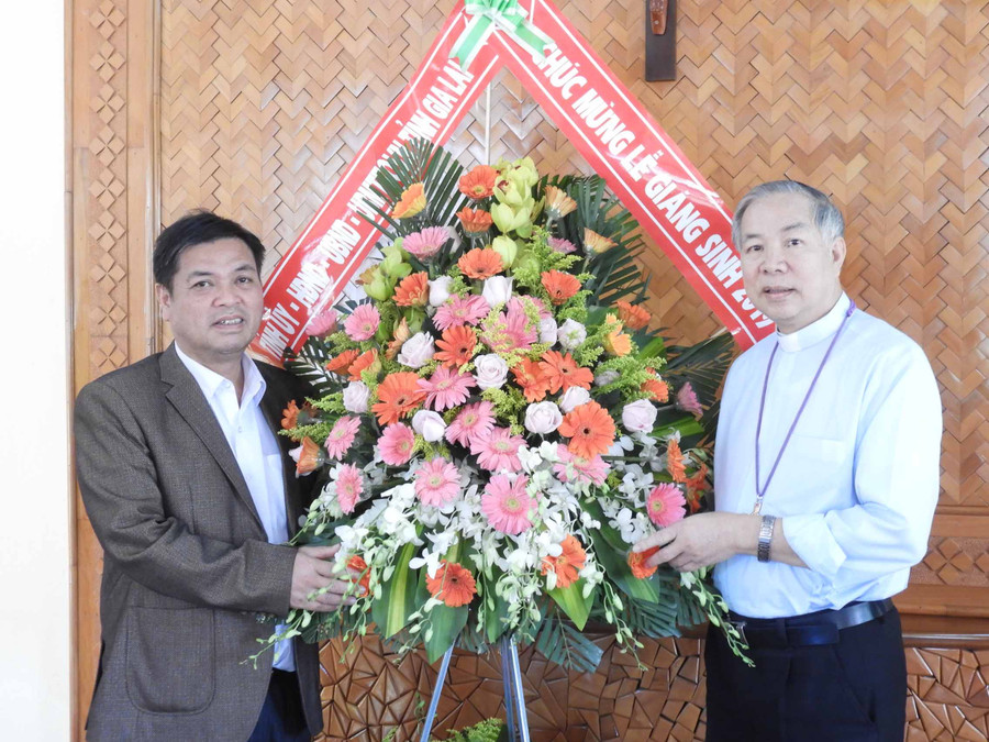 Phó Chủ tịch UBND tỉnh Gia Lai (trái) tặng hoa chúc mừng Giáng sinh tại Toà Giám mục Giáo phận Kon Tum. Ảnh: Thanh Nhật Phó Chủ tịch UBND tỉnh Gia Lai (trái) tặng hoa chúc mừng Giáng sinh tại Toà Giám mục Giáo phận Kon Tum. Ảnh: thanh Nhật