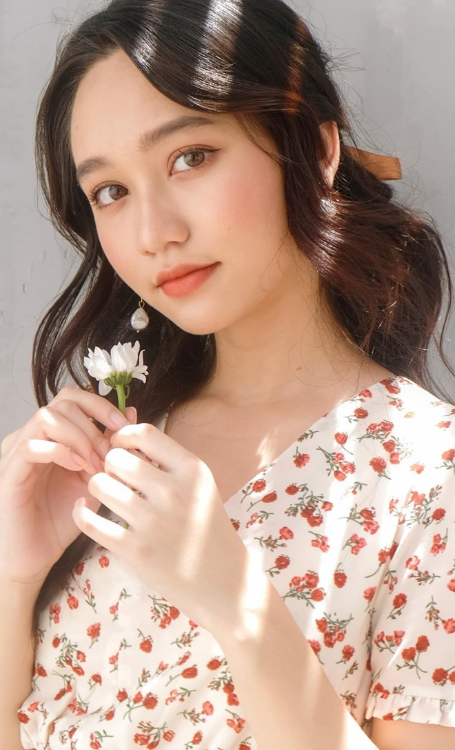 Trúc Anh sinh năm 1998, hiện đang theo học trường Đại học Greenwich tại Việt Nam - một trong những ngôi trường đắt đỏ tại Việt Nam. Cô lọt vào 