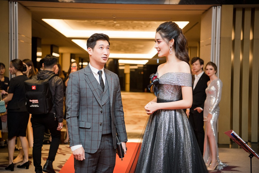  Người đẹp vui vẻ trò chuyện với nam diễn viên Ngọc Quỳnh.