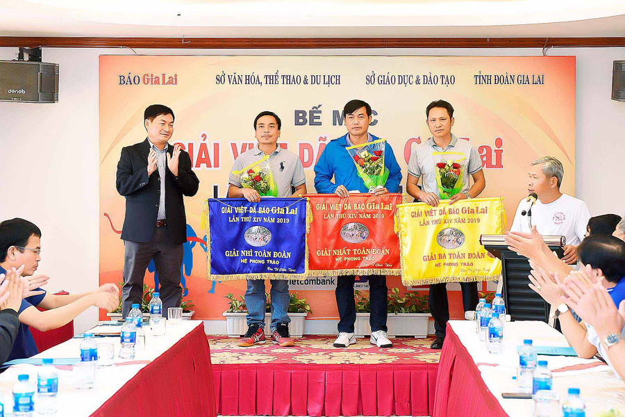 Ông Huỳnh Kiên-Tổng Biên tập Báo Gia Lai trao giải nhất, nhì, ba toàn đoàn cho các đơn vị ở hệ phong trào. Ảnh: Đ.T