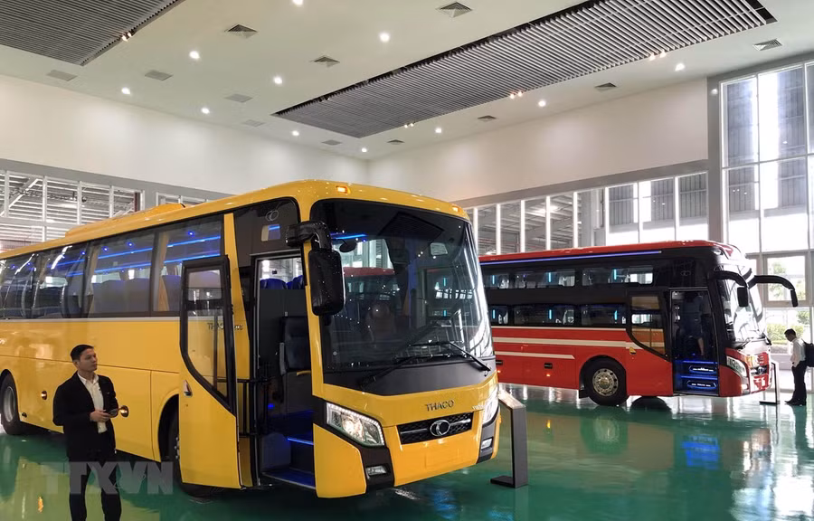 Lễ xuất khẩu xe Bus thương hiệu Việt sang Philippines. (Ảnh: Trần Tĩnh/TTXVN)