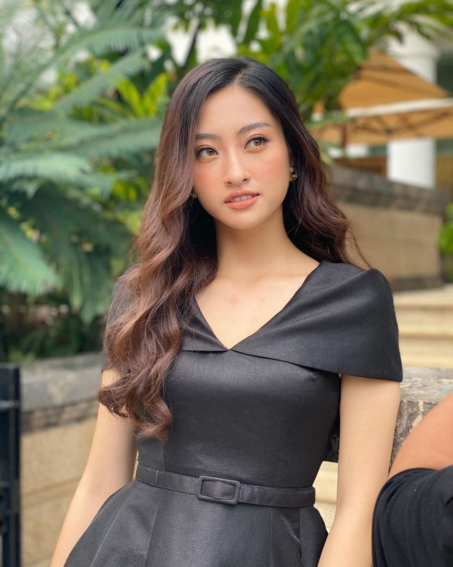 Trong suốt quá trình thi Hoa hậu Lương Thùy Linh luôn phải tự chuẩn bị mọi thứ từ trang phục cho tới trang điểm, làm tóc. Ảnh: FBNV. 