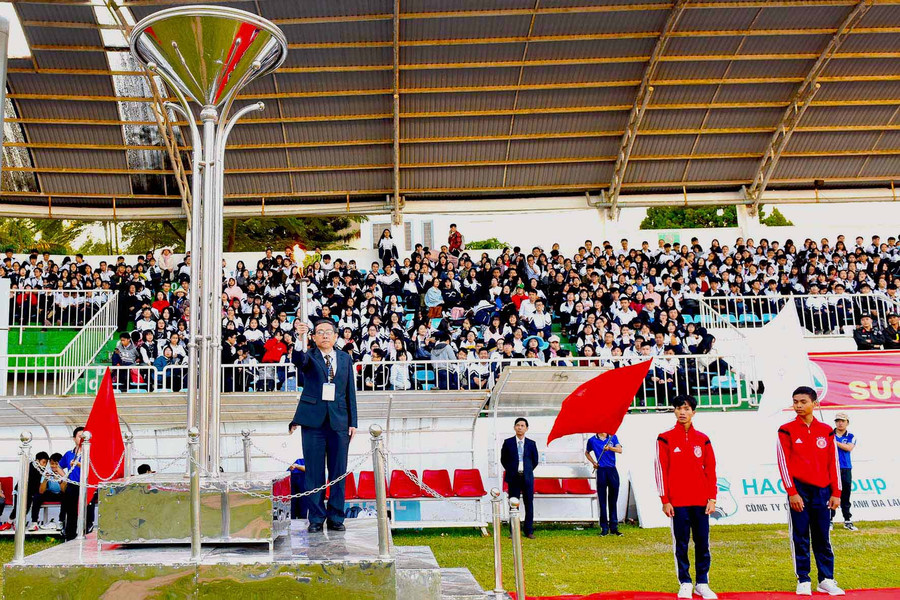 Ông Lê Duy Định-Phó Giám đốc Sở GD-ĐT chuẩn bị châm ngọn lửa truyền thống thắp sáng Đài đuốc của HKPĐ. Ảnh: Đức Thụy