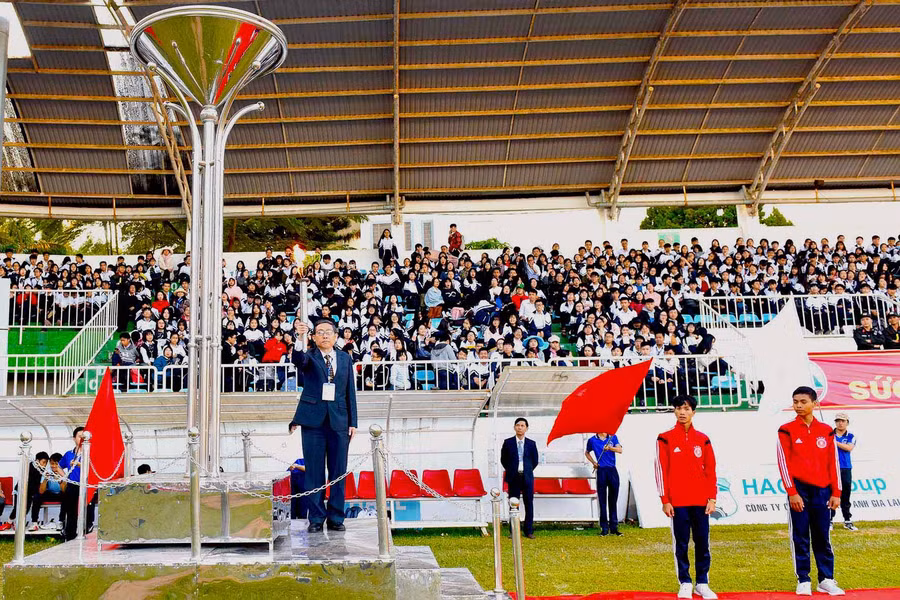 Ông Lê Duy Định-Phó Giám đốc Sở GD-ĐT chuẩn bị châm ngọn lửa truyền thống thắp sáng Đài đuốc của HKPĐ. Ảnh: Đức Thụy