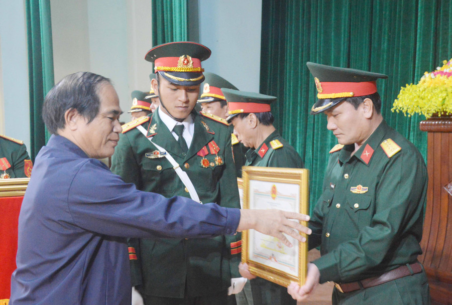 Chủ tịch UBND tỉnh tạng bằng khen cho các đơn vị . Ảnh: Anh Huy