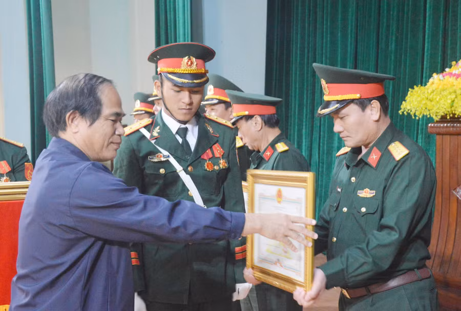 Chủ tịch UBND tỉnh tạng bằng khen cho các đơn vị . Ảnh: Anh Huy