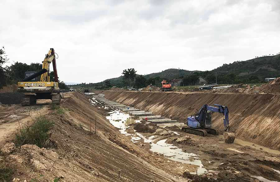  Nạo vét kênh mương công trình thủy lợi Ayun Hạ. Ảnh: N.D