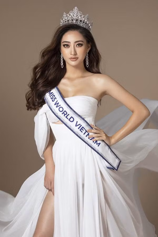  Tối 14.12, chung kết Miss World 2019 diễn ra tại Anh với sự lên ngôi của người đẹp đến từ Jamaica. Đại diện Việt Nam tại cuộc thi là Lương Thùy Linh cũng khiến fan sắc đẹp tự hào khi tiến sâu vào Top 12 chung cuộc. Cô sở hữu nhan sắc xinh đẹp, chiều cao 1,78m, nói tiếng Anh tốt với bằng IELTS 7.5. Đây được xem là thành tích ấn tượng của người đẹp Việt tại đấu trường nhan sắc lớn nhất nhì trên thế giới. Trước Lương Thùy Linh, nhiều người đẹp khác cũng từng tạo dấu ấn ở Miss World - Ảnh: NVCC
