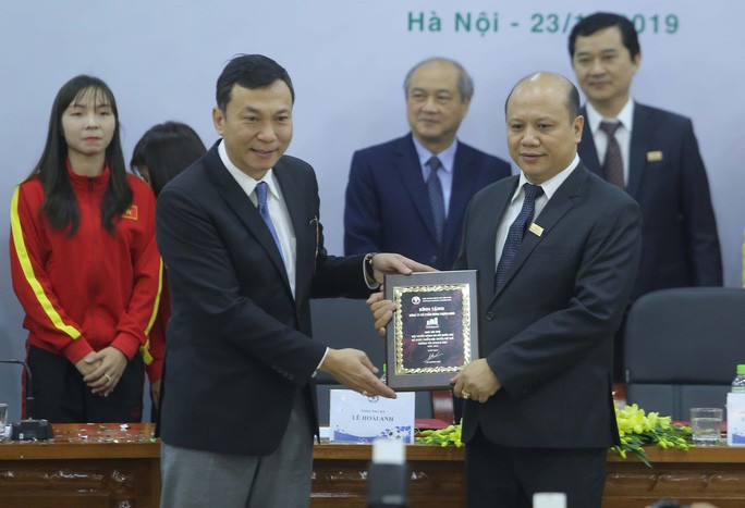  Ông Trần Quốc Tuấn - Phó chủ tịch VFF cùng nhà tài trợ