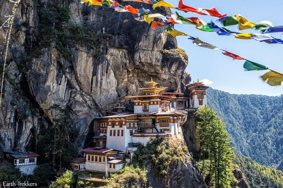 Tu viện Taktsang Palphug (Bhutan) hay còn gọi là Tiger Nest. Quần thể Taktsang Palphug tọa lạc cheo leo bên vách đá cao 3.120 m so với mực nước. Chính vì vậy, du khách như có cảm giác lạc vào xứ sở thần tiên. Khách du lịch ưa mạo hiểm sẽ có trải nghiệm vô cùng thú vị trên cung đường hiểm trở khi đến với tu viện này. Ảnh: Earth Trekkers..