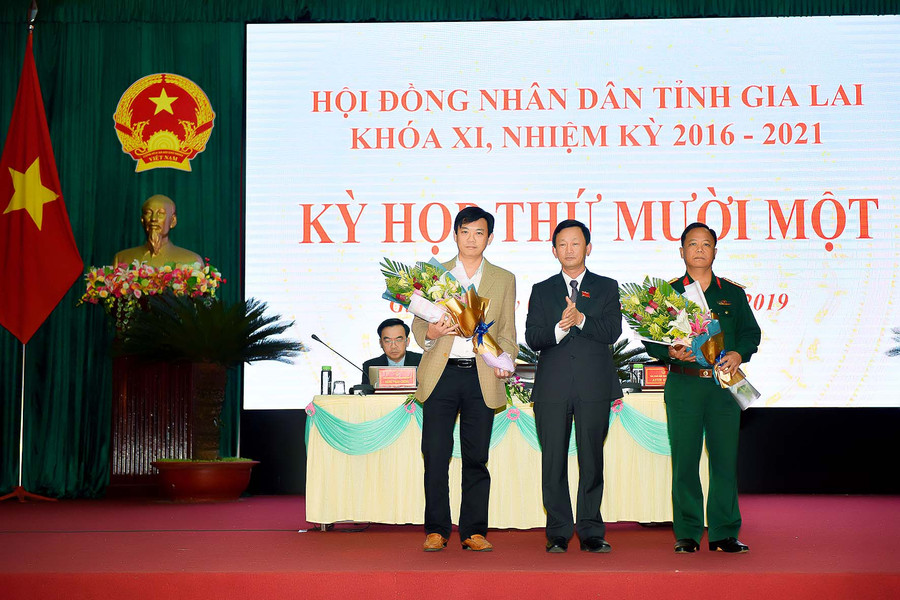 Chủ tịch HĐND tỉnh Dương Văn Trang tặng hoa chúc mừng 2 đồng chí trúng cử chức vụ Ủy viên UBND tỉnh nhiệm kỳ 2016-2021. Ảnh: Đức Thụy Chủ tịch HĐND tỉnh Dương Văn Trang tặng hoa chúc mừng 2 đồng chí trúng cử chức vụ Ủy viên UBND tỉnh nhiệm kỳ 2016-2021