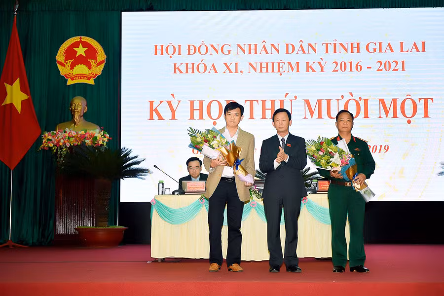 Chủ tịch HĐND tỉnh Dương Văn Trang tặng hoa chúc mừng 2 đồng chí trúng cử chức vụ Ủy viên UBND tỉnh nhiệm kỳ 2016-2021