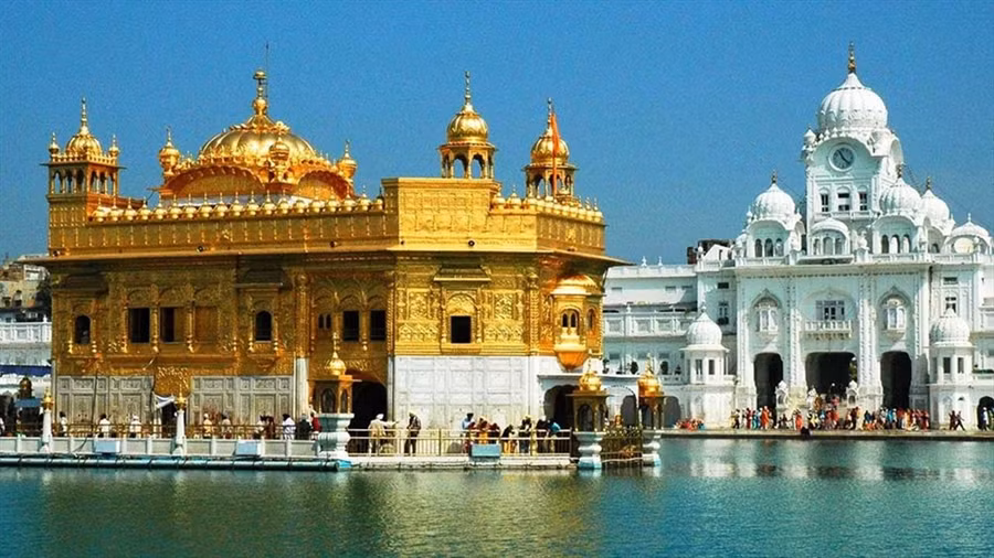 Đền Harmandir Sahib (Amritsar, Ấn Độ) là ngôi đền linh thiêng nhất trong tôn giáo Sikh, Harmandir Sahib hay còn được gọi là "Đền Vàng". Ngôi đền này được xây dựng vào thế kỷ 16 để đánh dấu vị trí bên cạnh một hồ nước nơi Đức Phật và Đạo sư Nanak, người sáng lập đạo Sikh, từng thiền định. Ảnh: Wanderlust. Đền Harmandir Sahib (Amritsar, Ấn Độ) là ngôi đền linh thiêng nhất trong tôn giáo Sikh, Harmandir Sahib hay còn được gọi là
