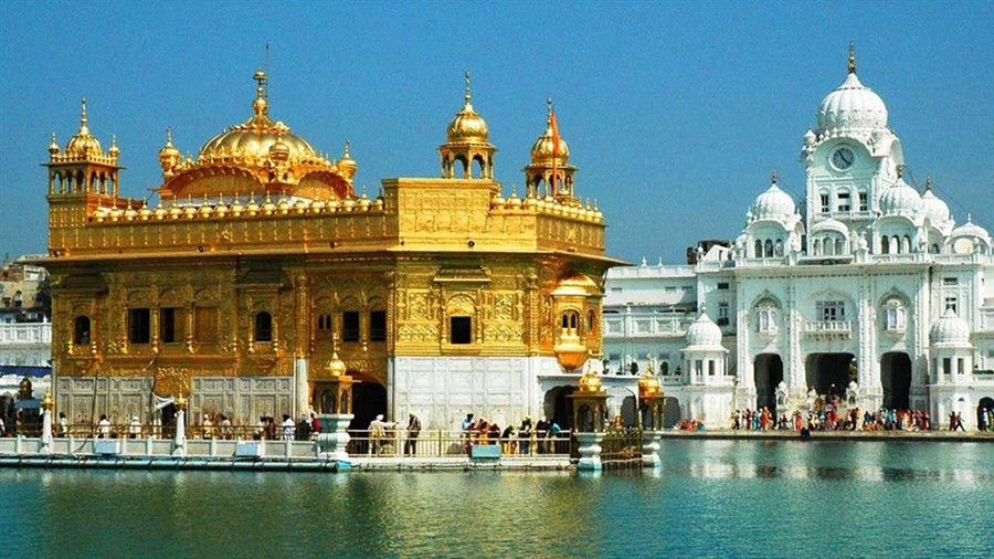  Đền Harmandir Sahib (Amritsar, Ấn Độ) là ngôi đền linh thiêng nhất trong tôn giáo Sikh, Harmandir Sahib hay còn được gọi là 