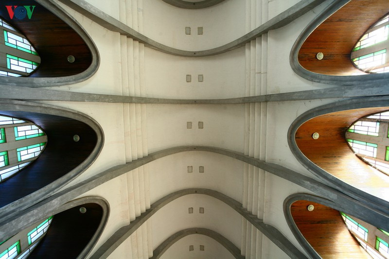 Vòm mái với những đường cong đầy ấn tượng.