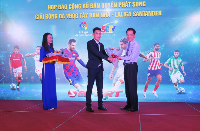 Ông Nhật Nguyên (áo đen), đại diện La Liga tại Việt Nam cho biết Văn Toàn cũng được mời - Ảnh: Tuấn Lê