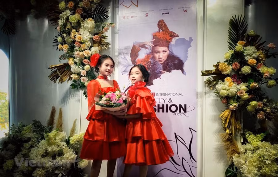 Các mẫu nhí sẽ có cơ hội trình diễn trong sự kiện. (Ảnh: M.Mai/Vietnam+) Các mẫu nhí sẽ có cơ hội trình diễn trong sự kiện. (Ảnh: M.Mai/Vietnam+)