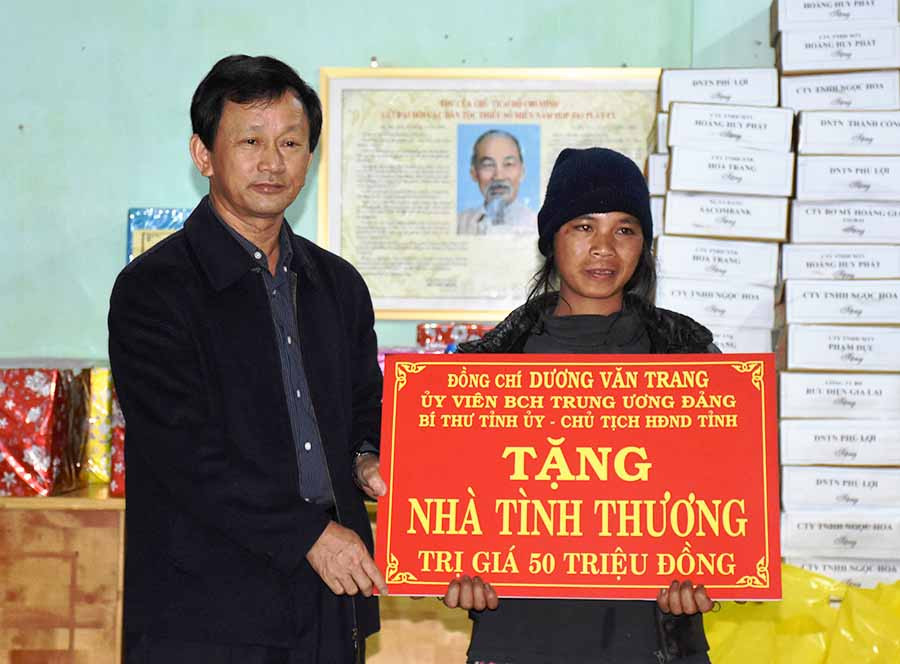  Bí thư Tỉnh ủy Dương Văn Trang tặng 1 ngôi nhà tình thương trị giá 50 triệu đồng cho gia đình bà Pịa (làng Đê Btưk, xã Đak Jơ Ta, huyện Mang Yang). Ảnh: T.D