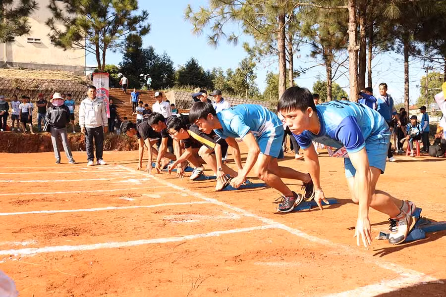 Các VĐV nam khối THPT tranh tài ở môn chạy 100 m. Ảnh: N.S