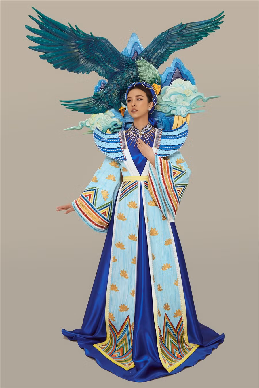 Mới đây, Á hậu Thúy An chính thức công bố bộ trang phục được lựa chọn để sải bước trên sân khấu Miss Intercontinental là “Phi Thúy Sơn- Điểu tinh đoạt công chúa”. Ảnh: Hoàng Phúc.