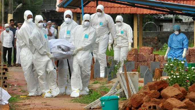 Nhân viên y tế khuân thi thể một người thiệt mạng vì virus Nipah ở Kozhikode - Ấn Độ hồi năm 2018 Ảnh: REUTERS