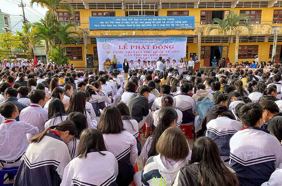 Tặng quà cho học sinh nghèo vượt khó tại buổi lễ phát động. Ảnh: Hoàng Ngọc