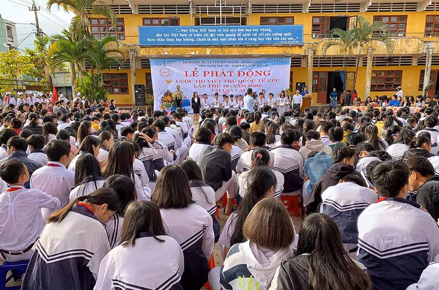 Tặng quà cho học sinh nghèo vượt khó tại buổi lễ phát động. Ảnh: Hoàng Ngọc